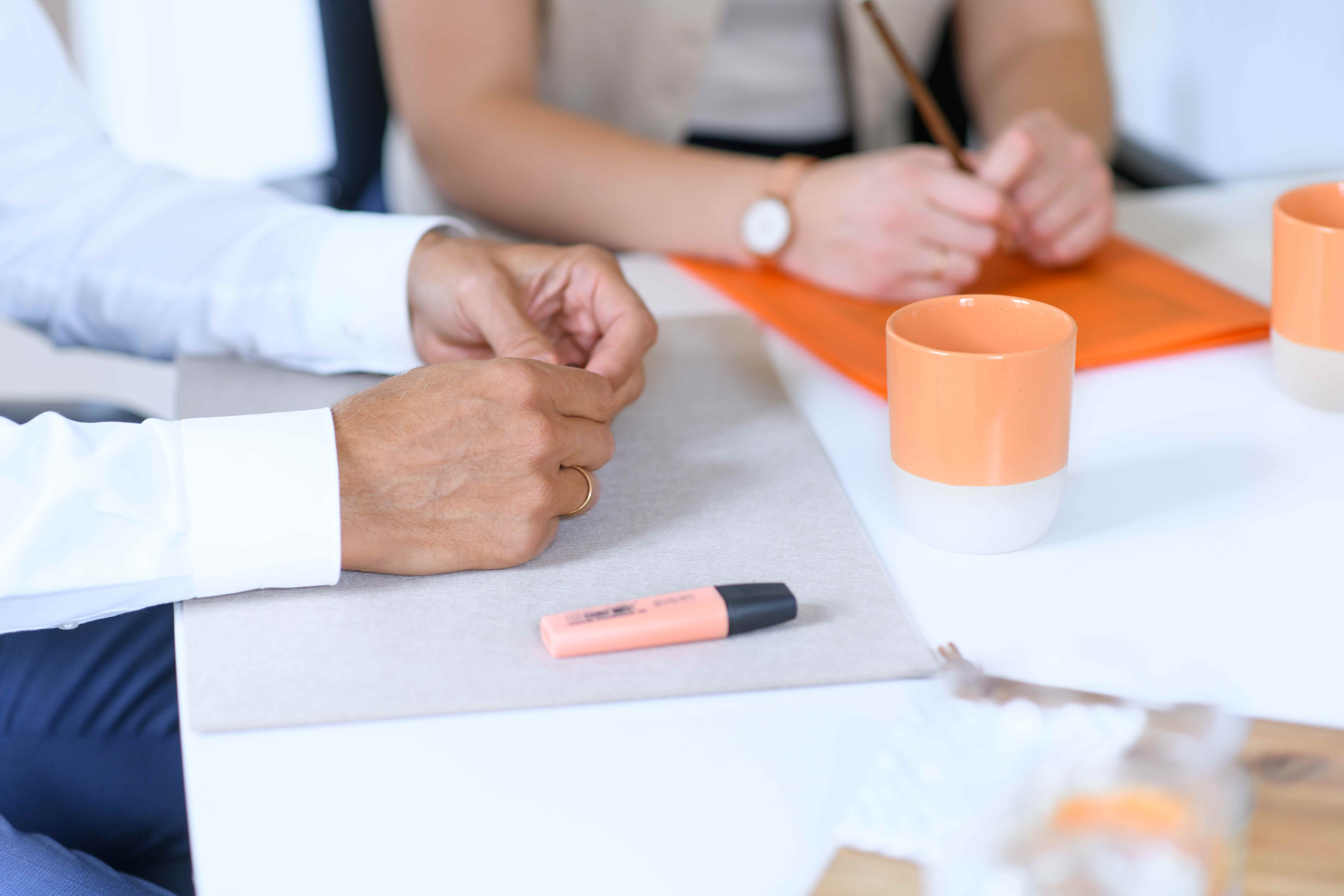 Detailaufnahme eines Besprechungstisches mit Unterlagen und Kaffeetassen im Büro der Palatina Versicherungsmakler GmbH.
